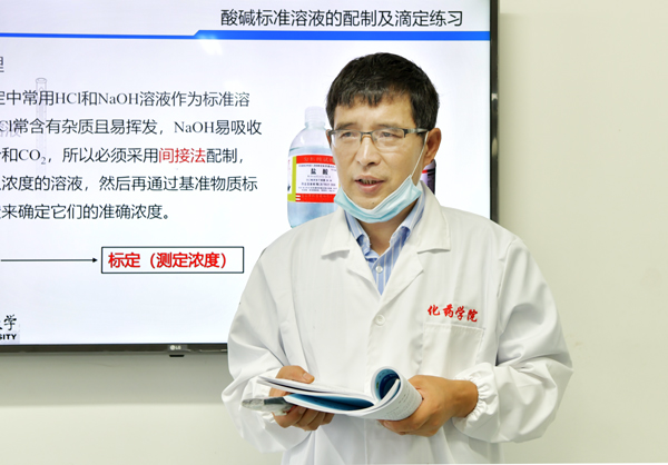 7化药学院老师正在给学生上实验课（支勇平摄）.JPG
