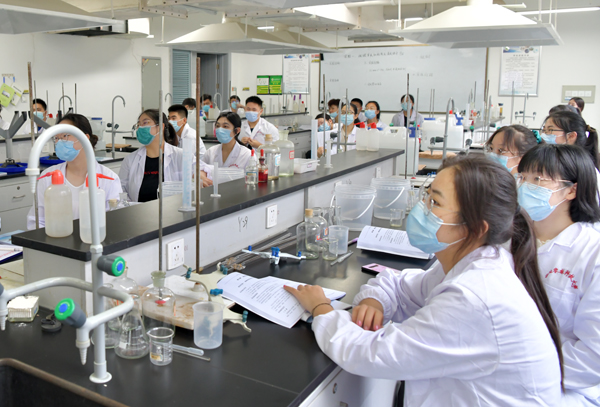 8实验室内上课的学生（支勇平摄）.JPG