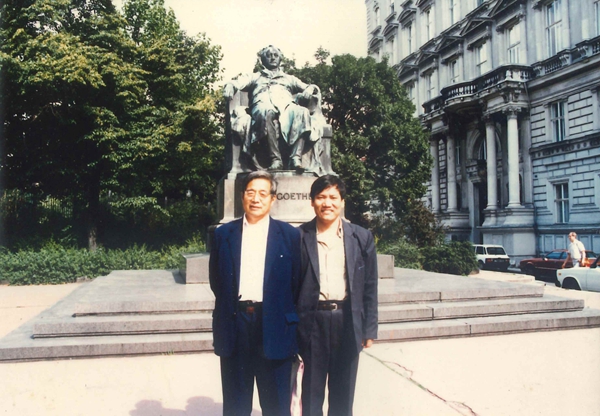 1986年，张仰渠（左）与陈存根在维也纳大学.jpg