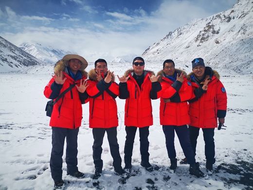 周磊（右一）与团队成员在珠峰大本营合影.jpg