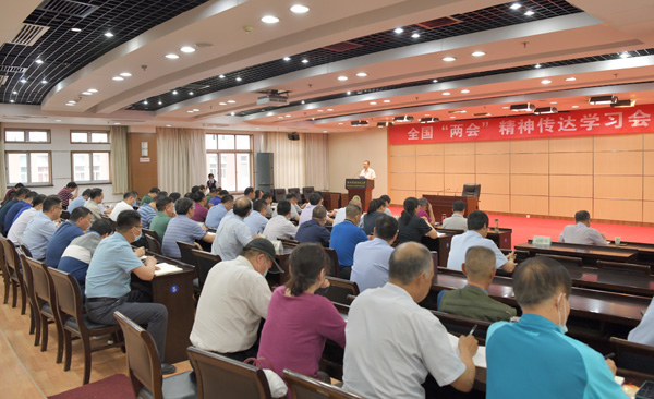 1、学校举行全国“两会”精神传达学习会---支勇平摄影.JPG