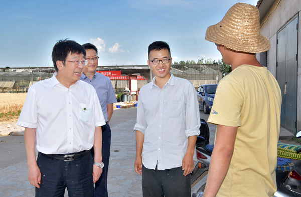 7、吴普特与参加三夏劳动的学生交谈--支勇平摄影.JPG