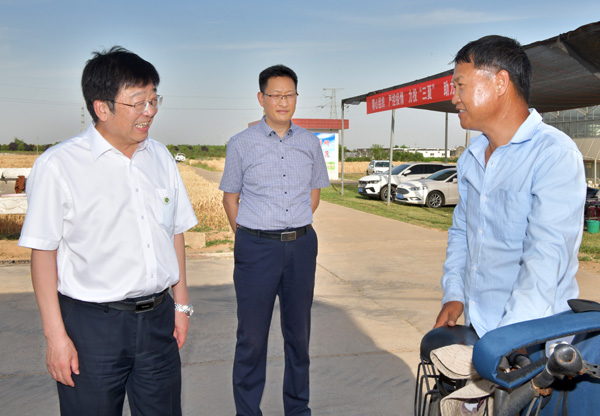 6、吴普特听取胡银岗教授小麦育种介绍--支勇平摄影.JPG