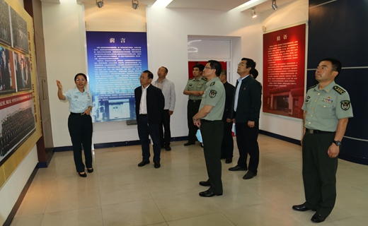 参观边海防学院院史馆_副本.jpg