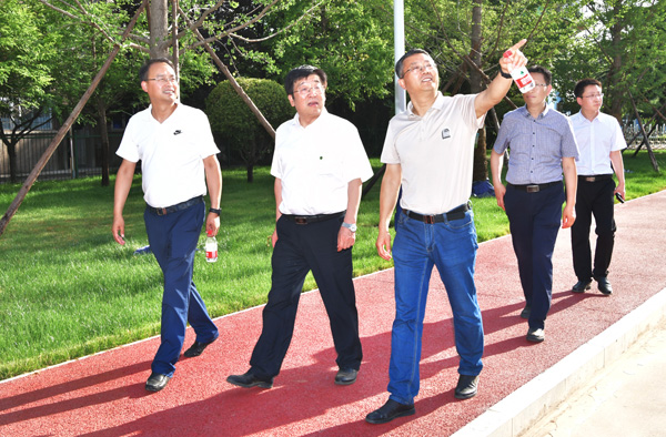 12、吴普特校长在水土保持研究所检查整改后的所里环境--支勇平摄影.JPG