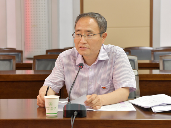2、校党委副书记陈红主持会议并讲话--支勇平摄影.JPG