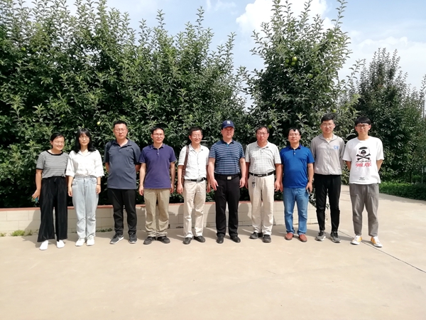 与千阳苹果试验示范站驻站师生合影_副本.jpg