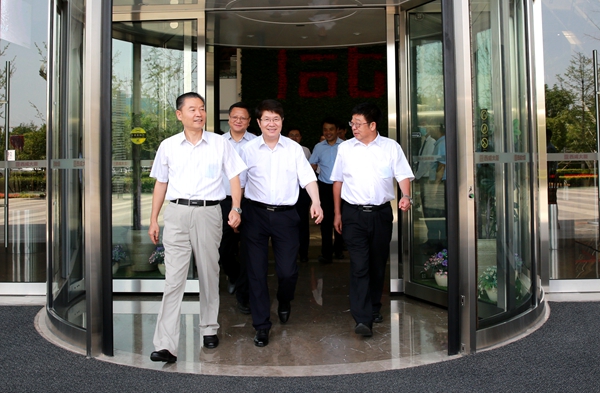 3李兴旺书记、吴普特校长与岳华峰书记（中）等对未来农业研究院建设充满信心_副本.jpg