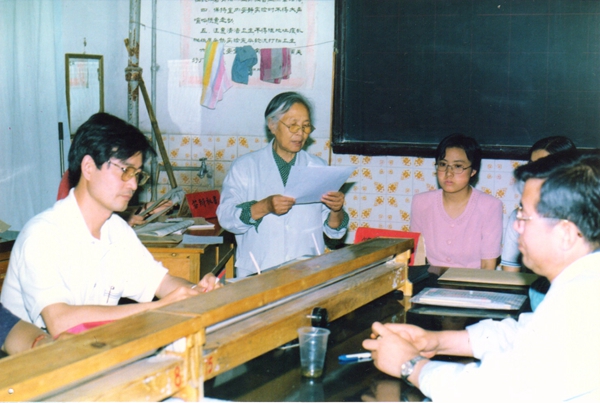 1999年6月，钱菊汾教授主持硕士生答辩_副本.jpg