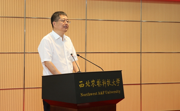 07副校长罗军主持开班式和结业式.jpg