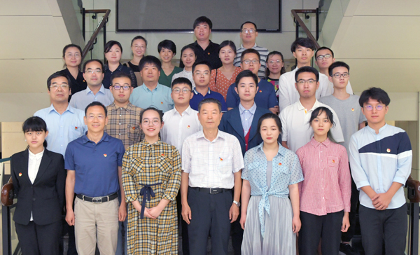 8、李兴旺书记与湖北籍学生临时（网络）团支部成员合影留念.JPG