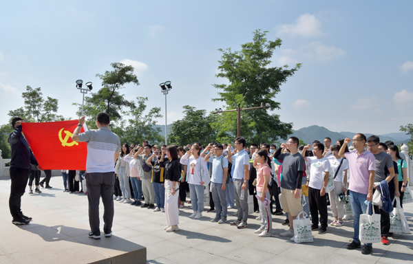 2、党员教师在陕甘边革命根据地纪念碑下庄严宣誓---支勇平摄影.JPG