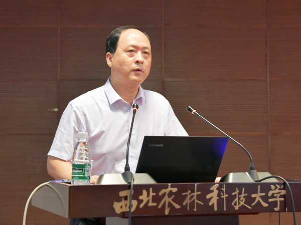 4、副校长韦革宏讲话--支勇平摄影.JPG