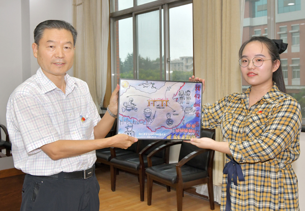 3、湖北籍学生甘露向学校赠送美术作品--支勇平摄影.JPG