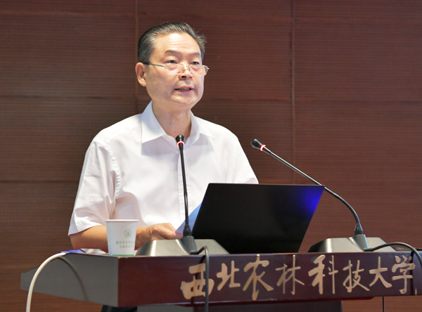 2、党委书记李兴旺主持会议并讲话---支勇平摄影.JPG