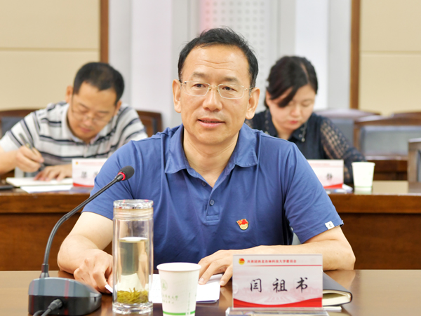 5、党委副书记闫祖书主持主题团日活动--支勇平摄影.JPG