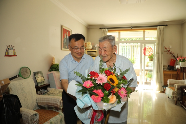 校党委副书记吕卫东看望慰问毛绳旭老师_副本.jpg