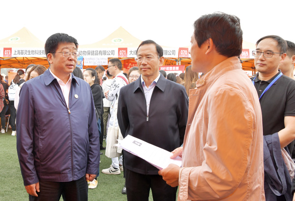 3、吴普特、闫祖书与前来招聘人才的用人单位工作人员交谈--支勇平摄影.JPG