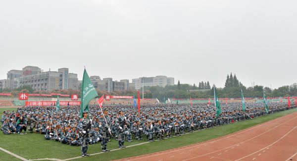 28、学校2020年大学生军训总结大会会场.JPG
