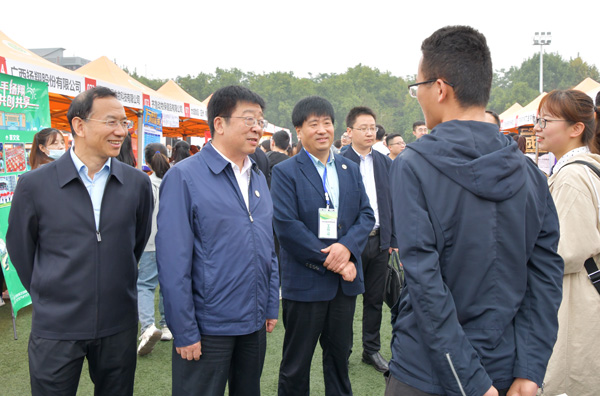 2、吴普特、闫祖书与前来参加应聘的学生交谈--支勇平摄影.JPG