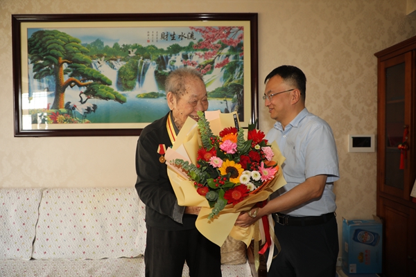 校党委副书记吕卫东看望慰问苏朋林老师_副本.jpg