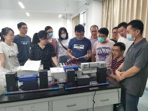 杭州大华工程师在进行RLC电路实验的培训_副本.jpg