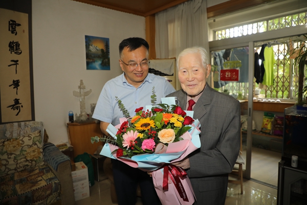 校党委副书记吕卫东看望慰问熊运章老师_副本.jpg