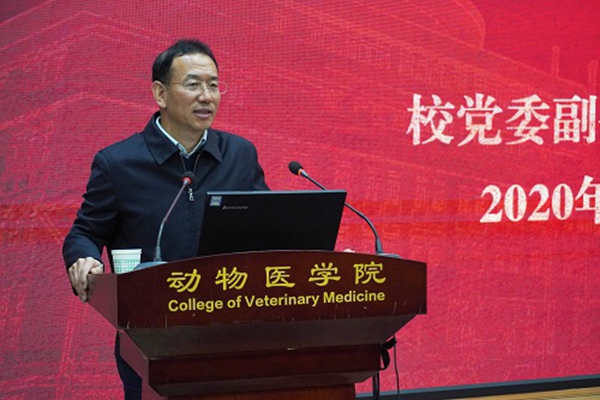 校党委副书记闫祖书老师作报告_副本.jpg