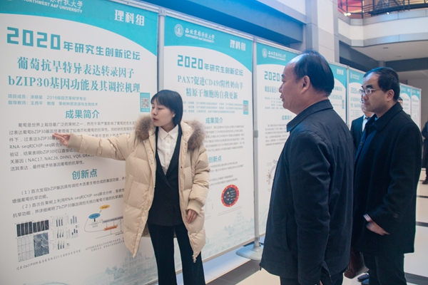 获奖项目负责人为前来参观的领导讲解_副本.jpg