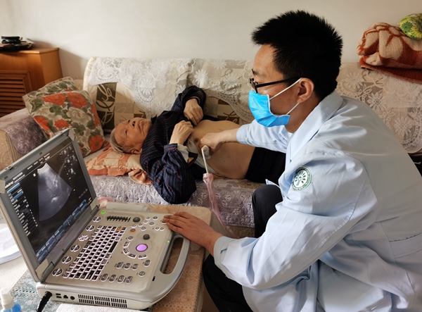 上门为骨折后的张康健教授做B超检查.jpg