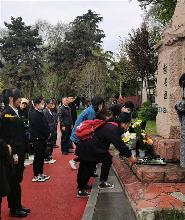 为赵洪璋雕像献花.jpg