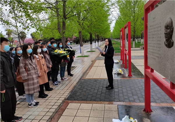 学习前辈先贤事迹.jpg