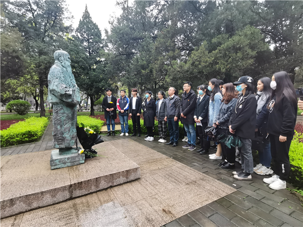 向于右任雕像献花(1).jpg