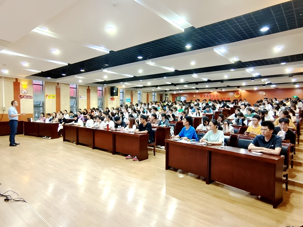 f5a2210f0a9544b0bd5bc9884bb0fcaf.jpg 报告会现场_副本.jpg