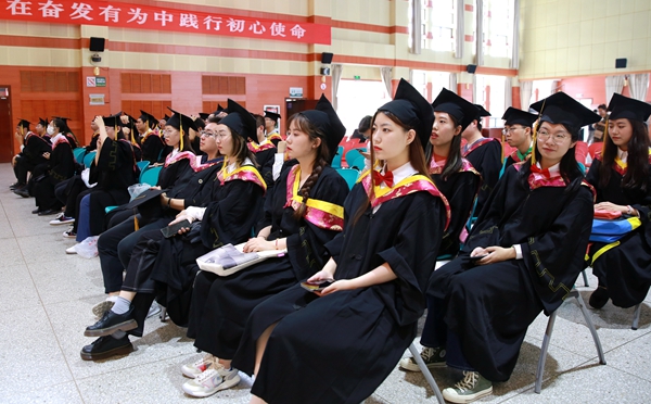 2020届毕业生在等待上台参加学位授予仪式_副本.jpg