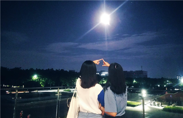 在这里看见我们的星辰大海.jpg