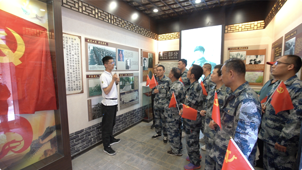 王伟良在杨阴东故居义务讲解_副本.png