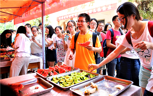 科研成果学生再品尝.JPG