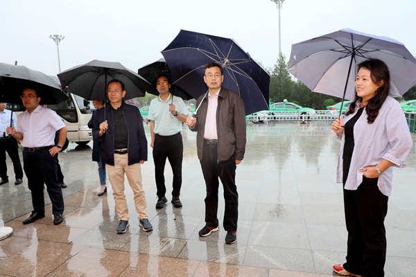 吴普特检查指导迎新工作