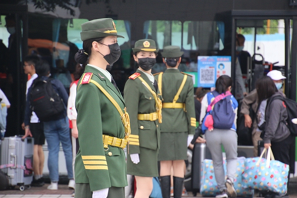 他们，不仅手牵手