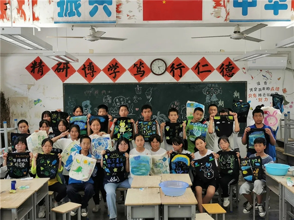 爱心手拉手孩子们的作品.jpg
