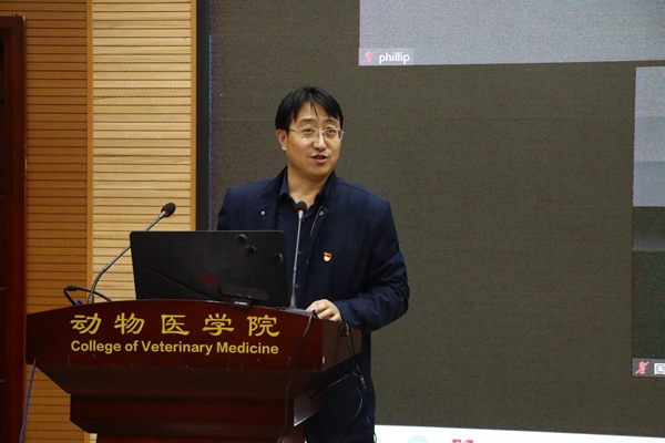 动物学院副院长黄勇教授介绍学院国际交流情况_副本.jpg
