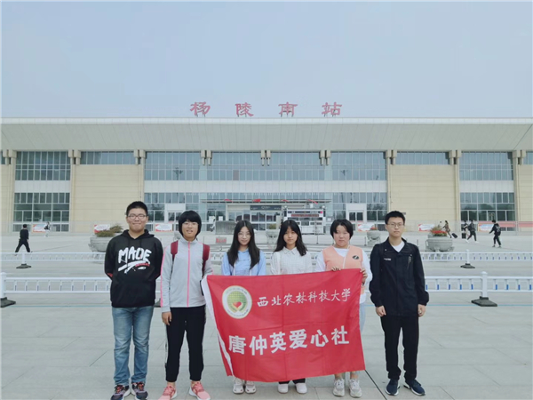 高铁站志愿者.JPG
