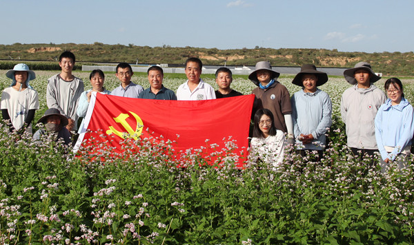 图片1 党员先锋队于基地劳作留念_副本.jpg