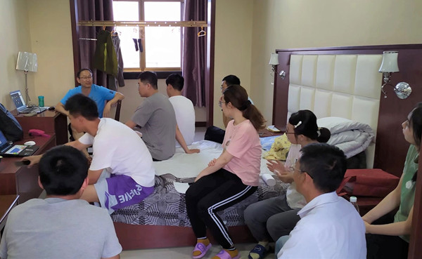 图片2 晚饭后王鹏科副教授为研究生讲述红军长征故事_副本.jpg