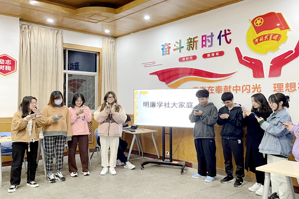 明廉学社社员们在学唱自己的社团歌曲_副本.png