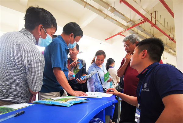 园林学院教师在云南建水一中做招生宣传1.jpg