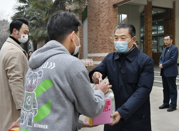 我校为学生发放3.4万套“爱心餐具”