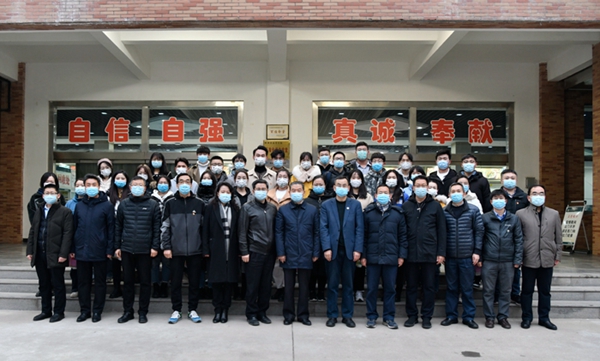 我校为学生发放3.4万套“爱心餐具”