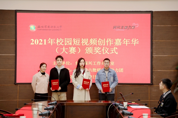 叶月丹老师为二等奖团队代表颁奖并合影_副本.jpg
